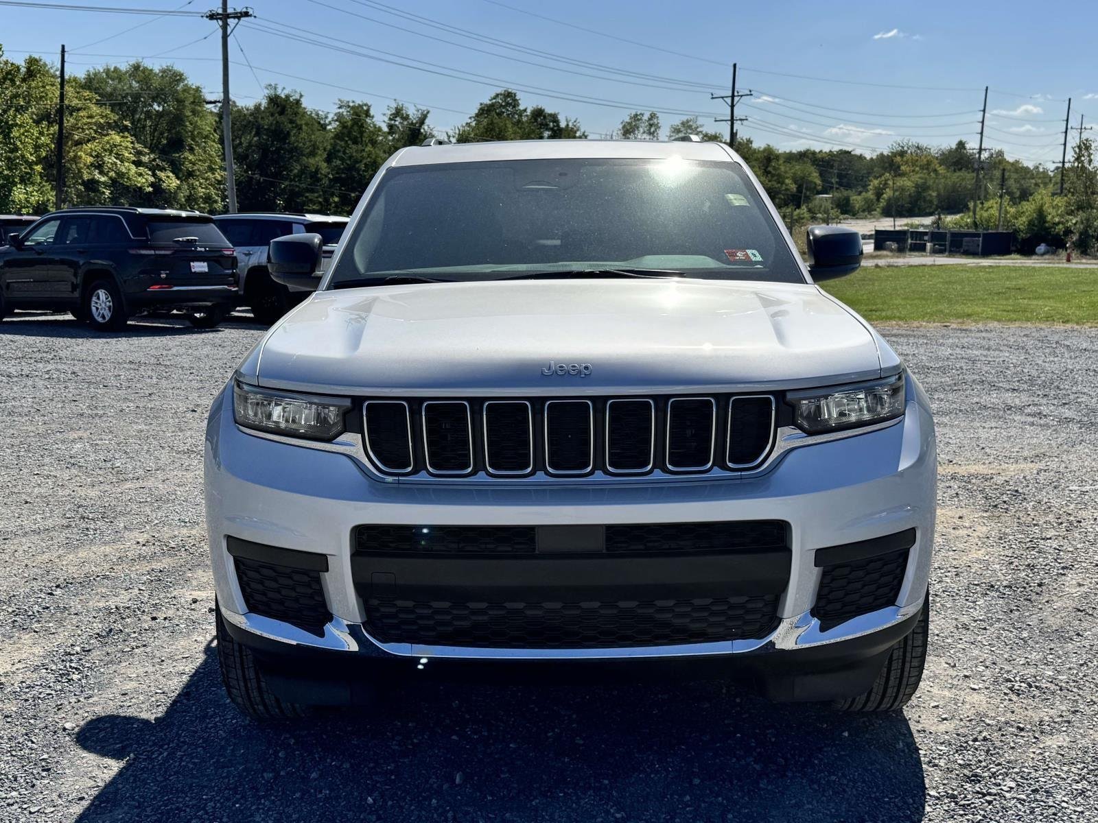 New 2025 Silver Zynith Exterior Paint Jeep Laredo X image 24