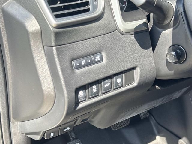 Used 2021 White Nissan Platinum image 18