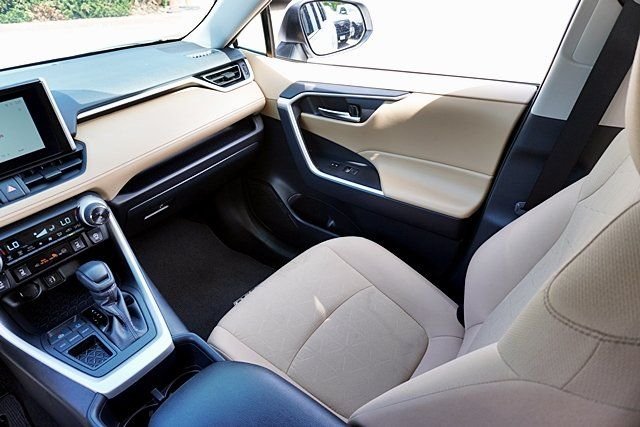 Used 2025 White Toyota XLE image 21