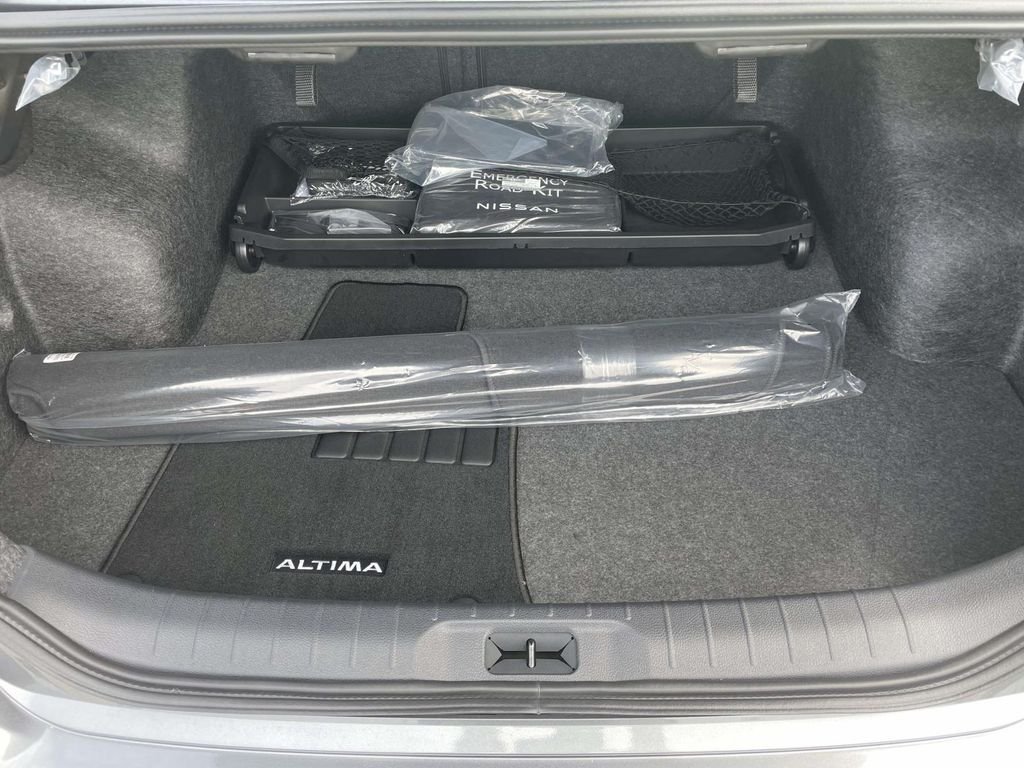 New 2026 Gun Metallic / Super Black Two-tone Nissan SR image 8