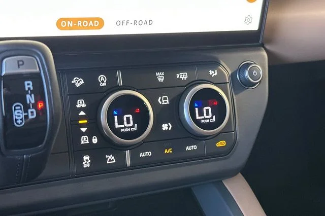 New 2026 Woolstone Green Land Rover X-Dynamic SE image 20
