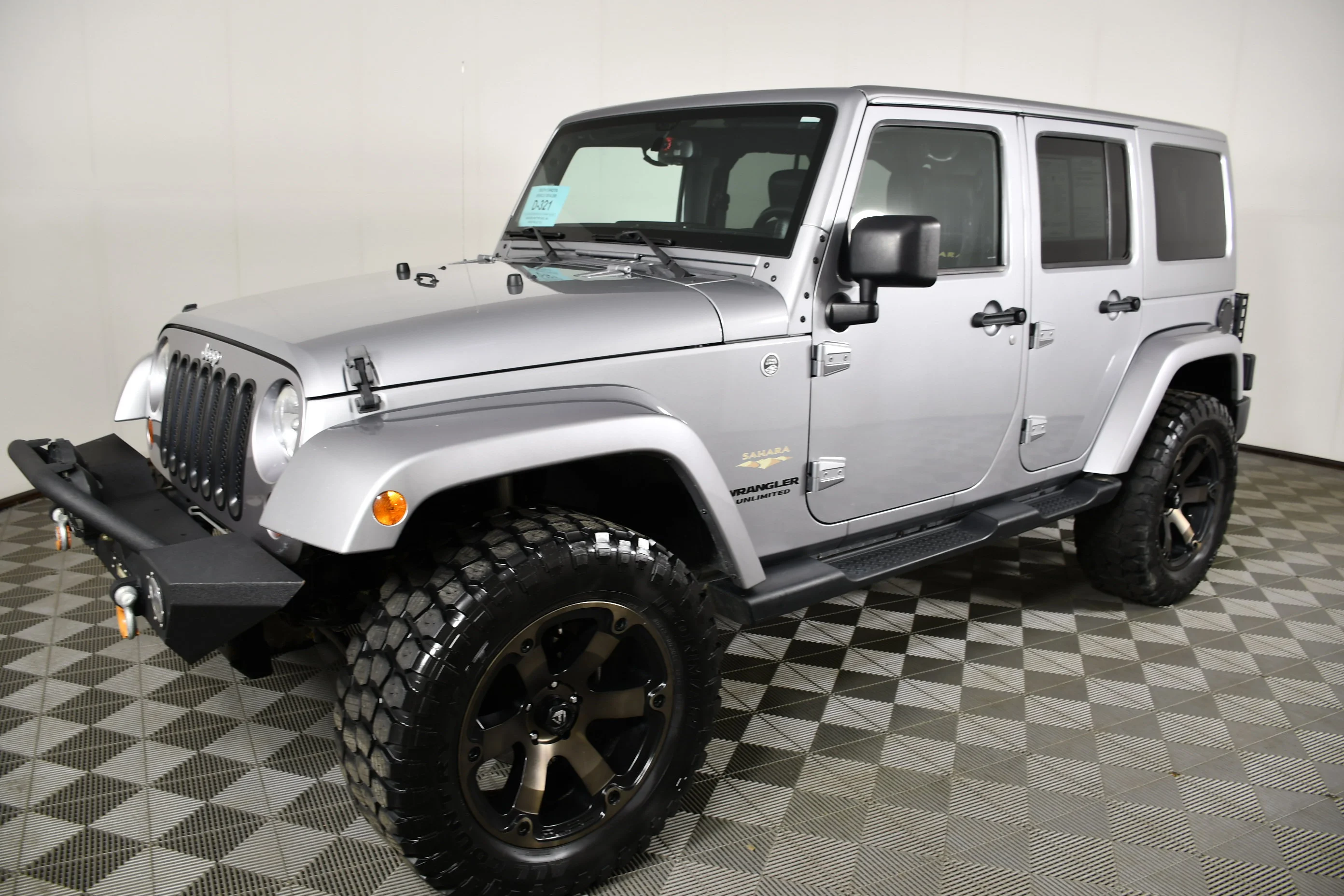 Used 2013 Billet Silver Metallic Jeep Sahara image 10