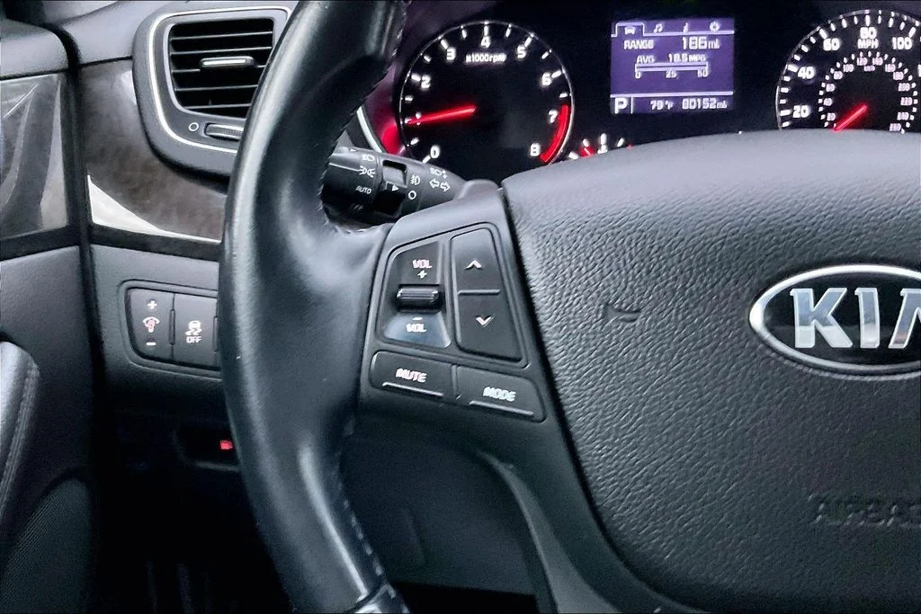 Used 2016 White Kia Premium image 21