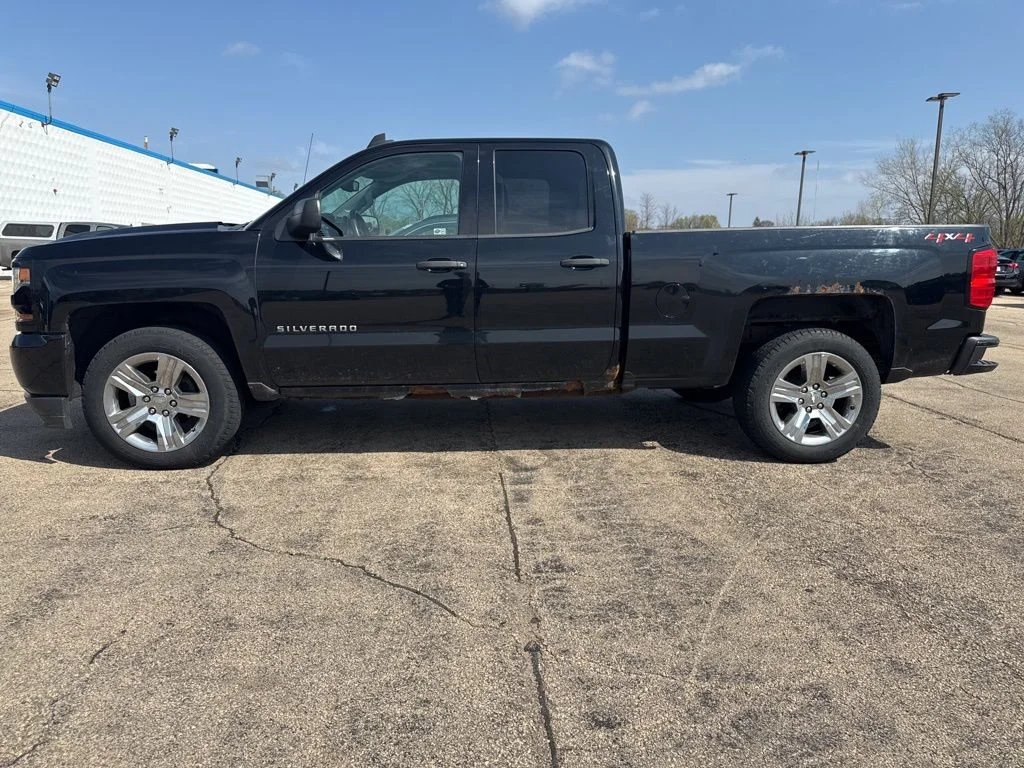 Used 2018 Black Chevrolet Custom image 7
