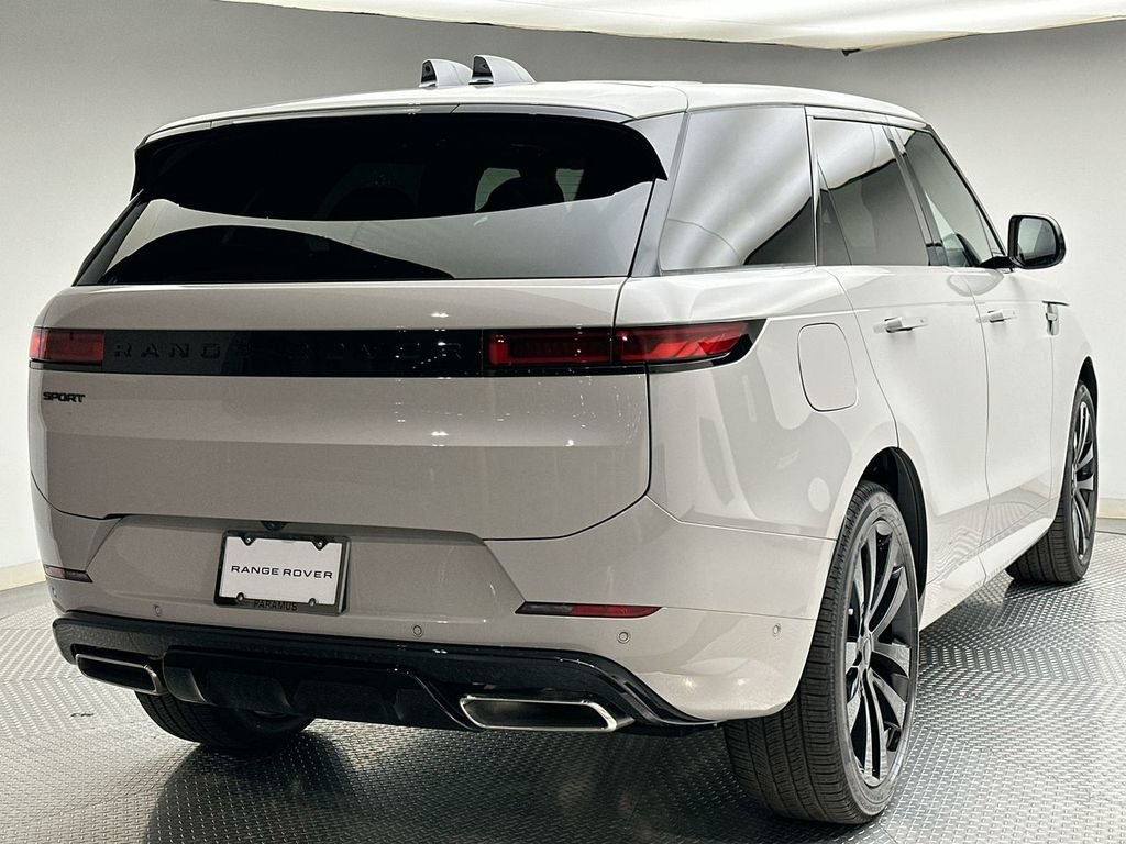 New 2026 Borasco Grey Land Rover Dynamic SE image 3