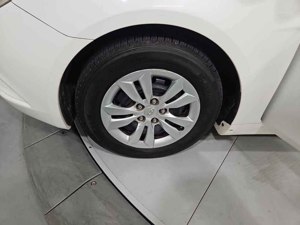 Used 2012 White Hyundai GLS image 25