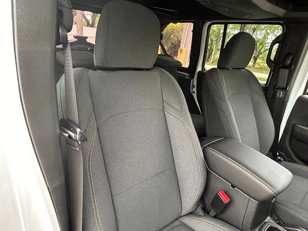Used 2024 White Jeep Sahara image 21