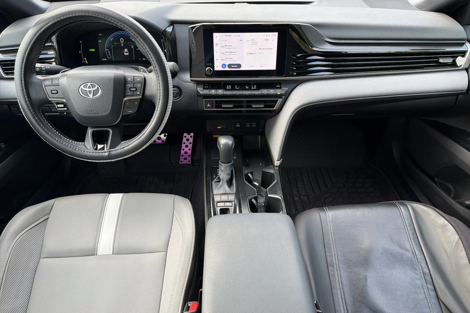 Used 2025  Toyota SE image 17