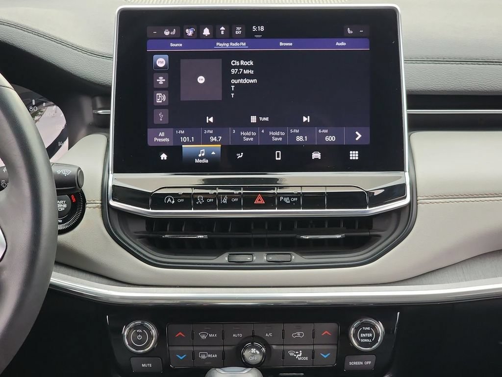 Used 2023  Jeep Limited image 15