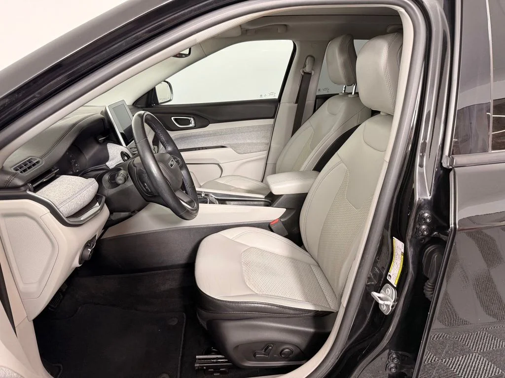 Used 2022 Black Jeep Latitude image 18