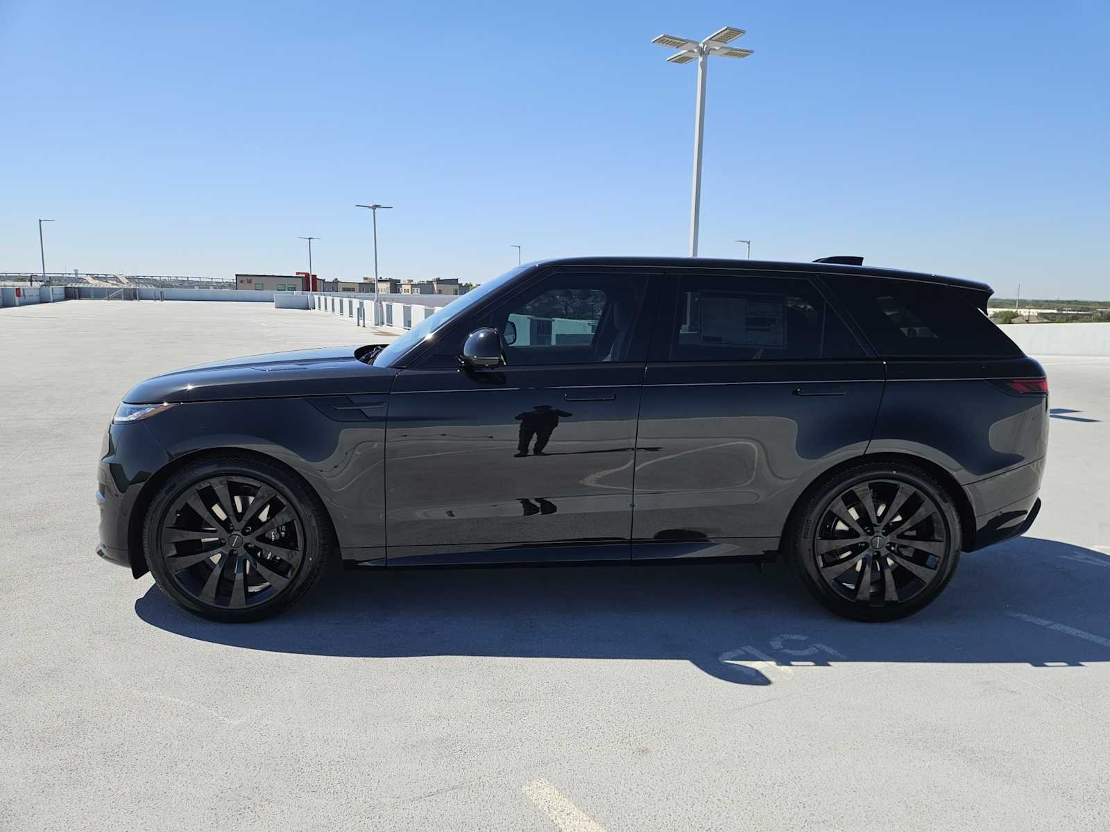 New 2027 Santorini Black LAND ROVER Dynamic SE P400 image 4