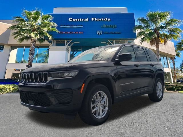 New 2026 Diamond Black Crystal Pearl-Coat Exterior Paint Jeep Laredo image 9
