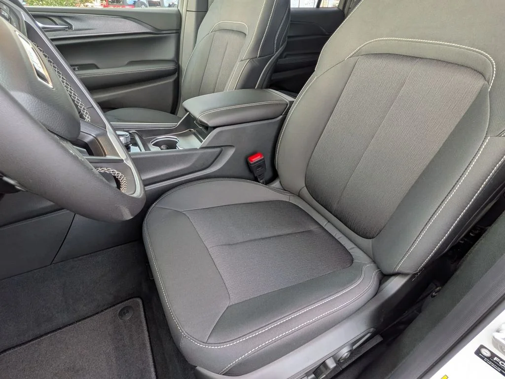 New 2025 White Jeep Laredo image 29