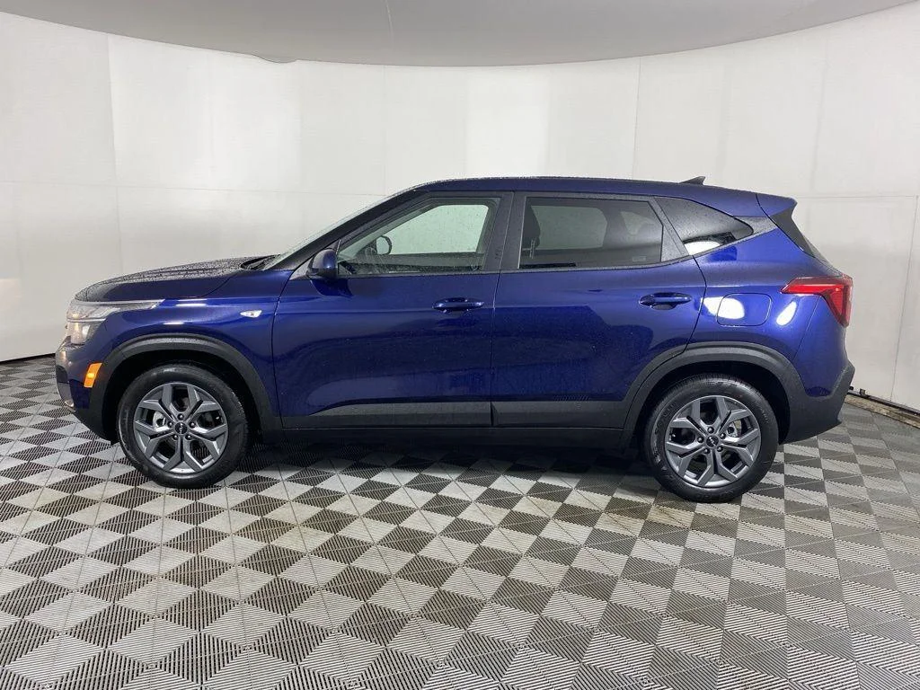 Used 2026 Dark Ocean Blue Kia LX image 7