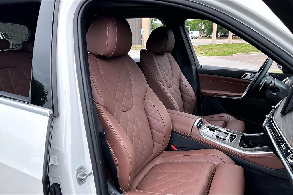 Used 2025 White BMW sDrive40i image 29