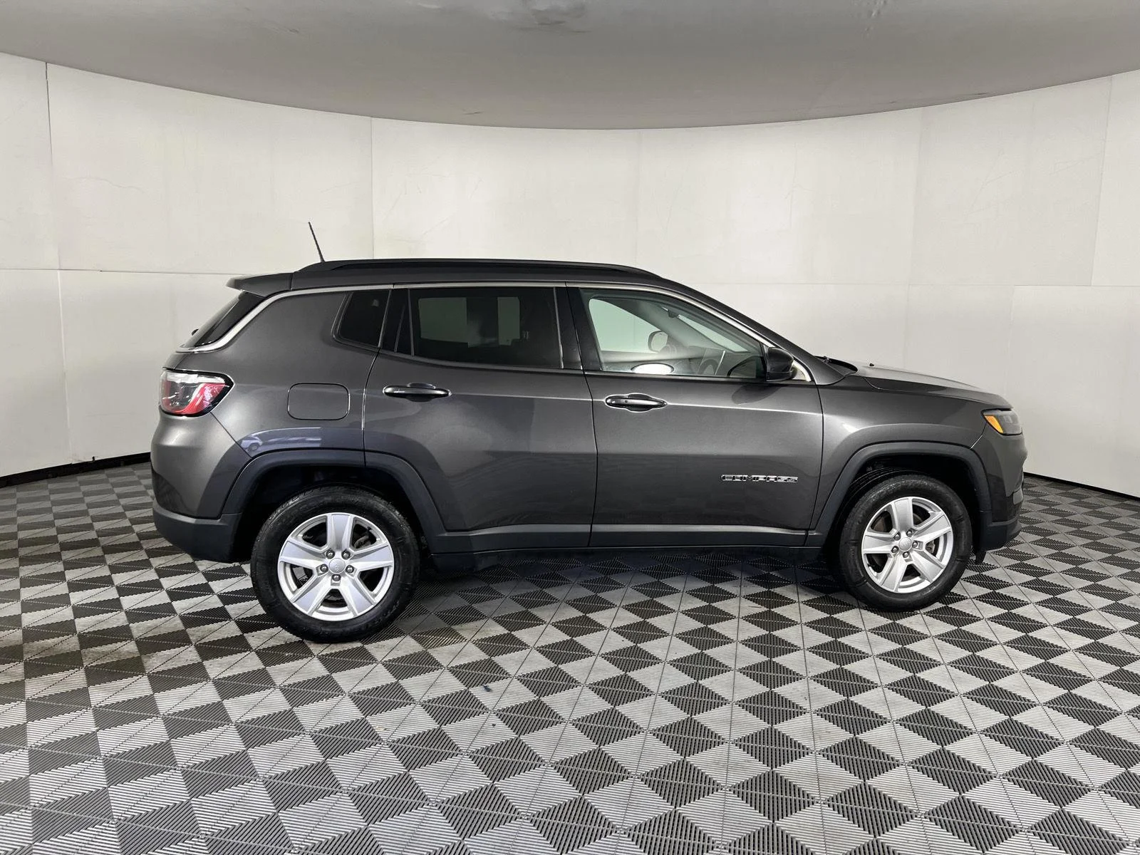 Used 2022 Granite Crystal Metallic Clearcoat Jeep Latitude image 11