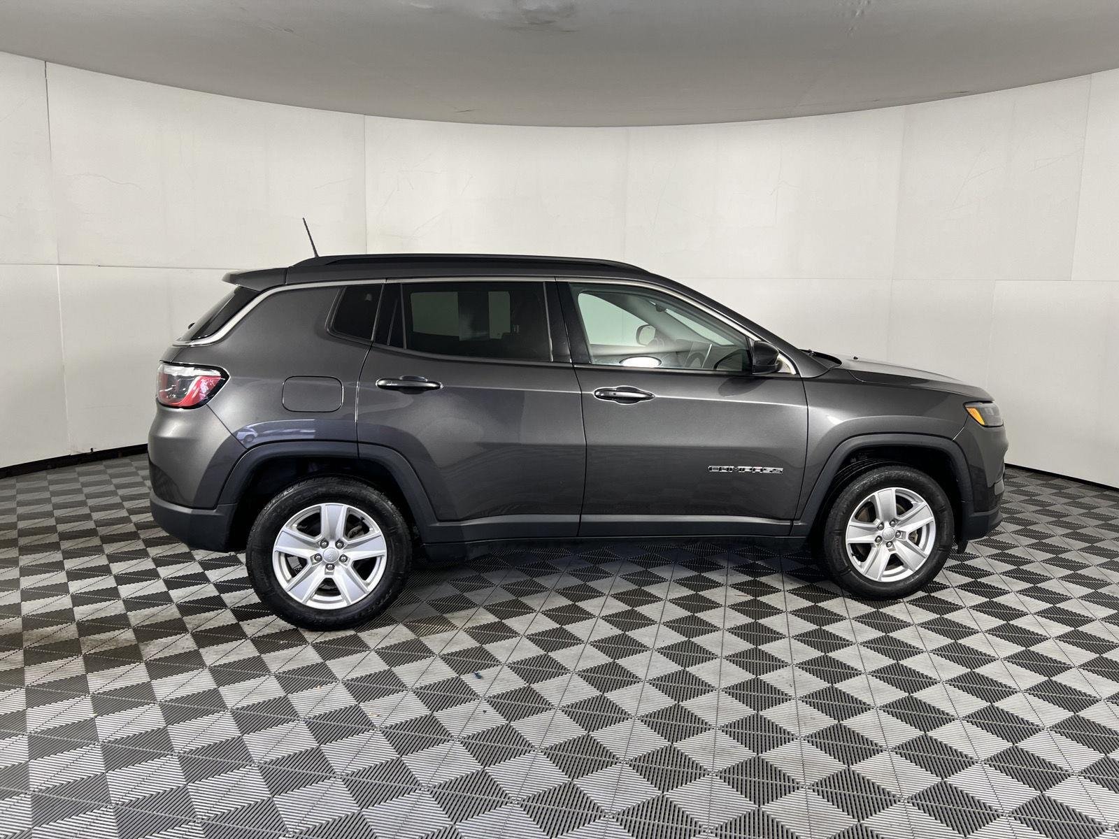 Used 2022 Granite Crystal Metallic Clearcoat Jeep Latitude image 11