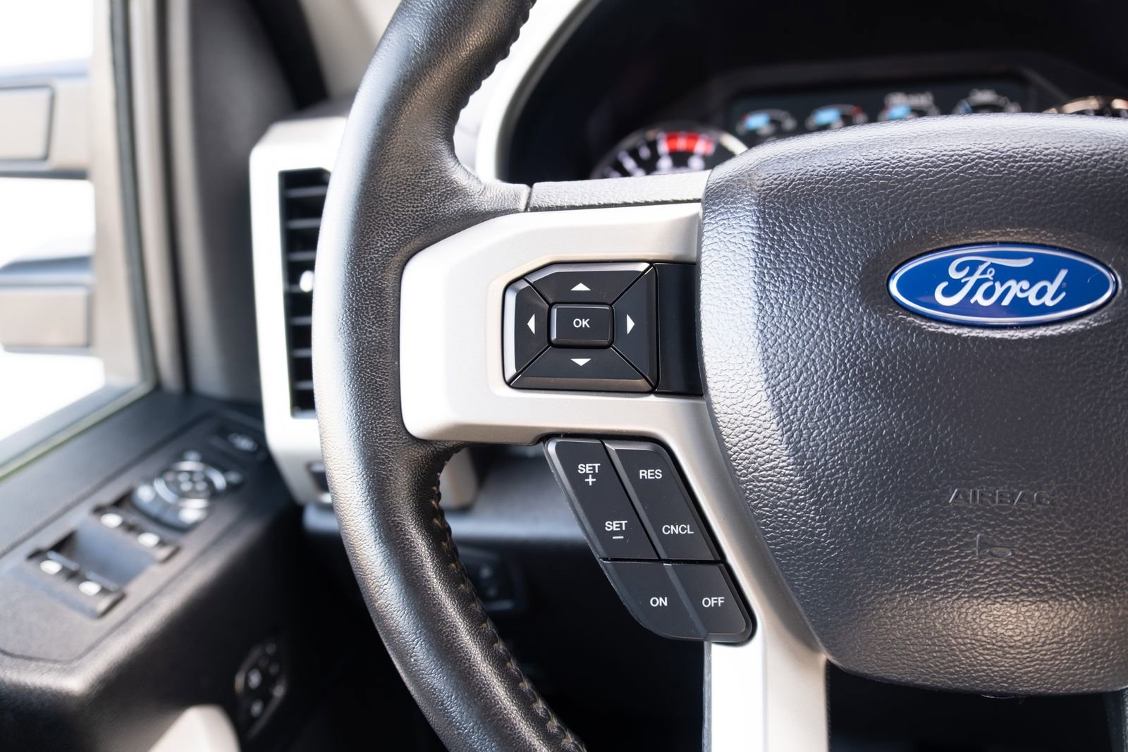 Used 2019  Ford Lariat image 6