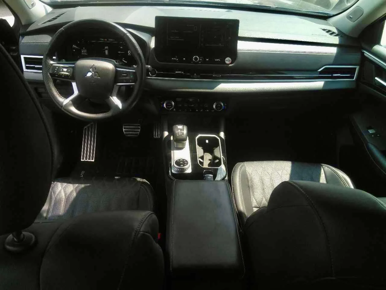 Used 2025  Mitsubishi SEL image 7