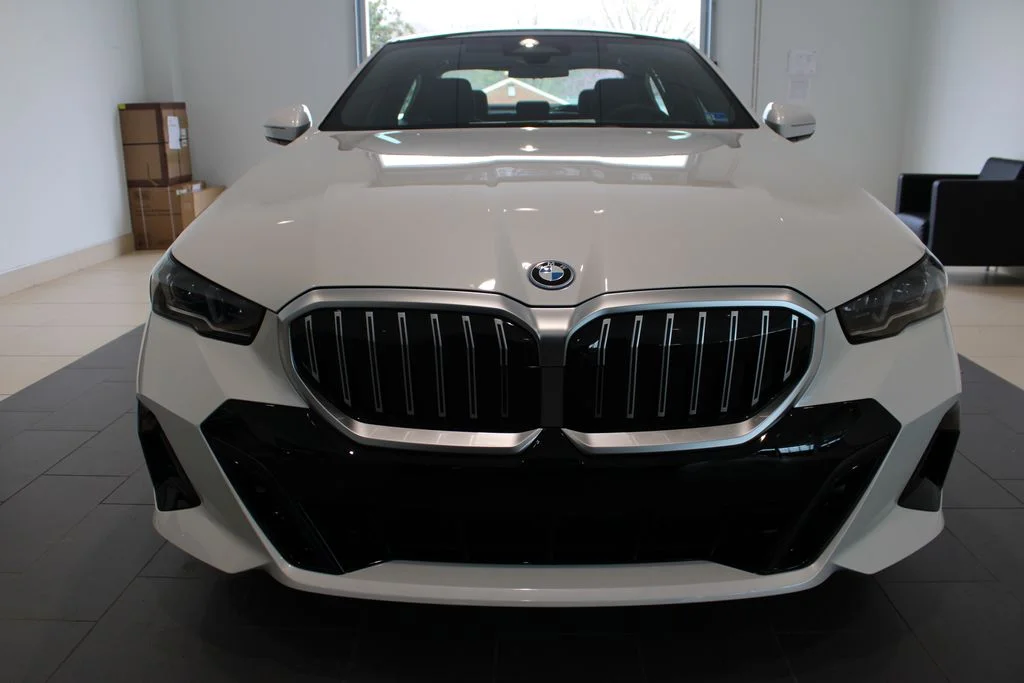 New 2026 Mineral White Metallic BMW 550e xDrive image 12