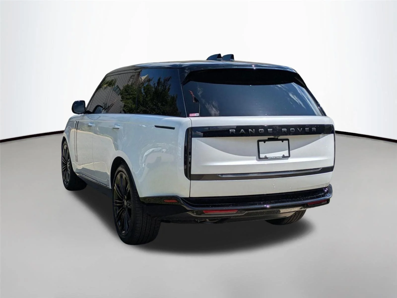 Used 2025  Land Rover SE image 7