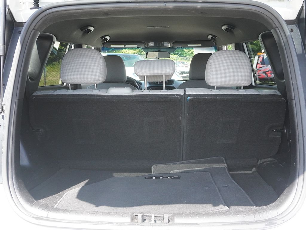 Used 2018 White Kia Base image 11