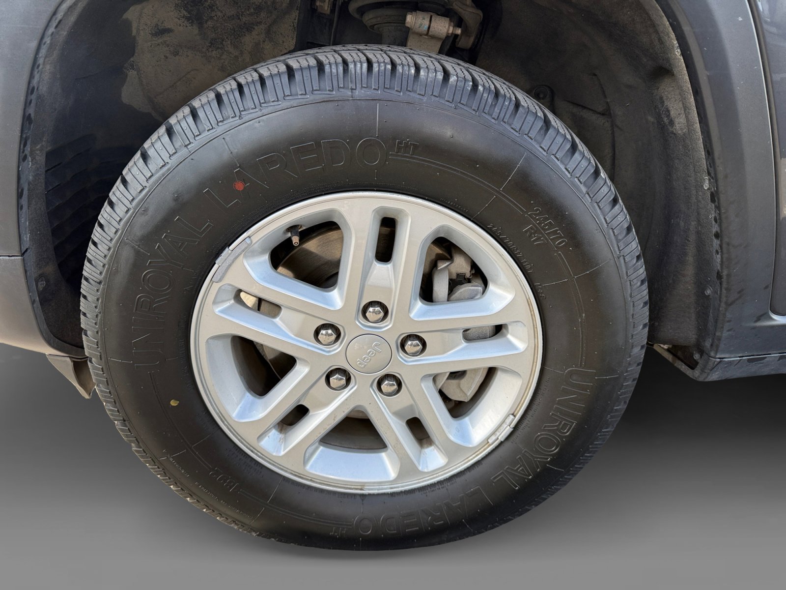 Used 2024 Gray Metallic Jeep Laredo image 9