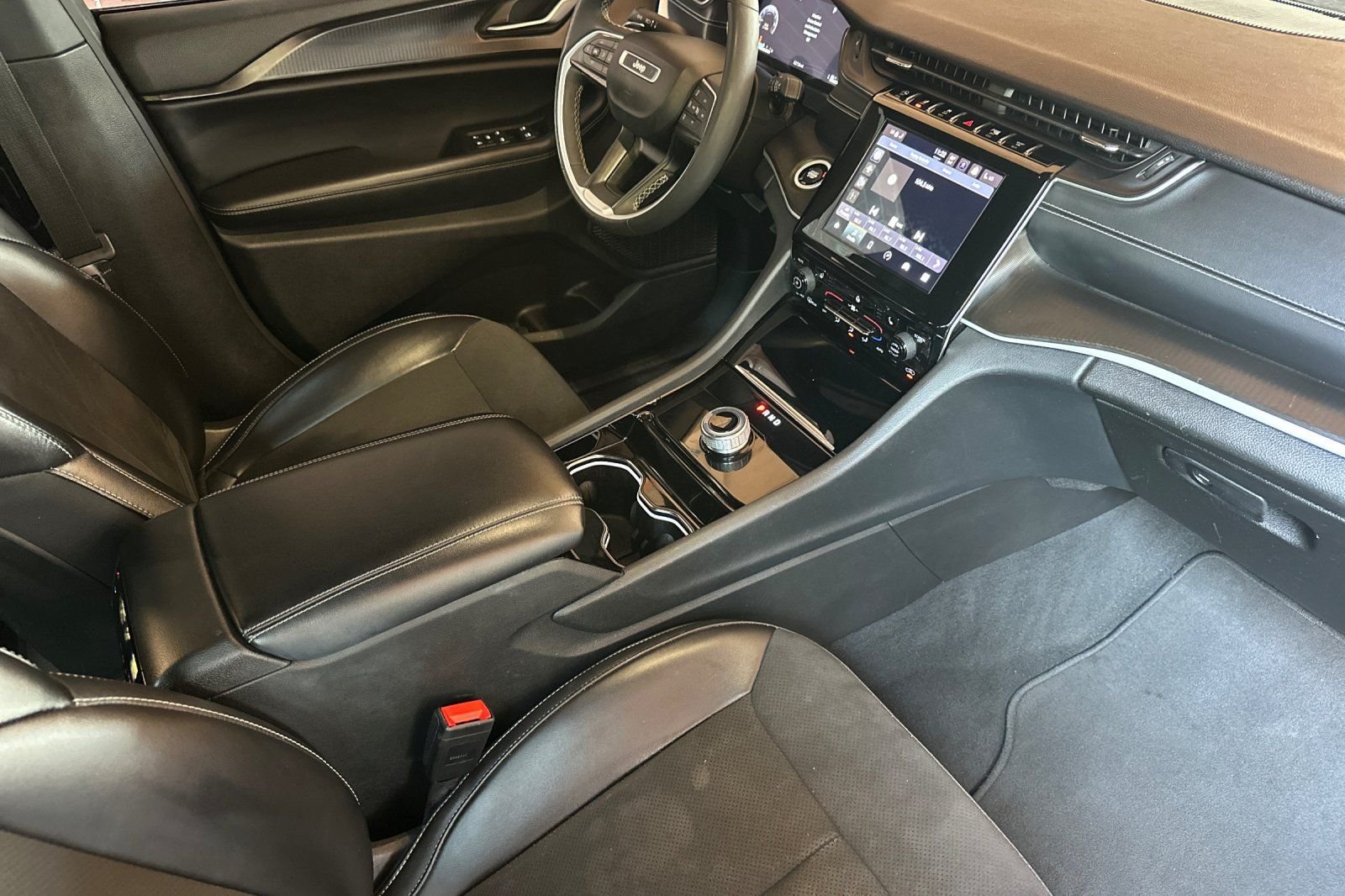 Used 2023 Gray Jeep Altitude image 22