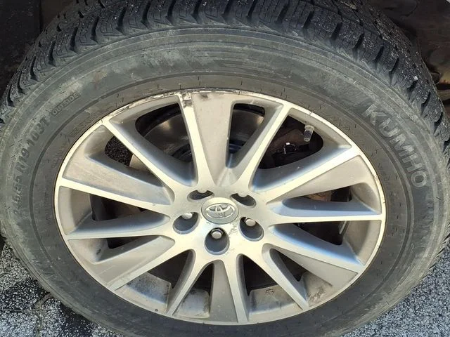 Used 2014  Toyota XLE V6 image 9