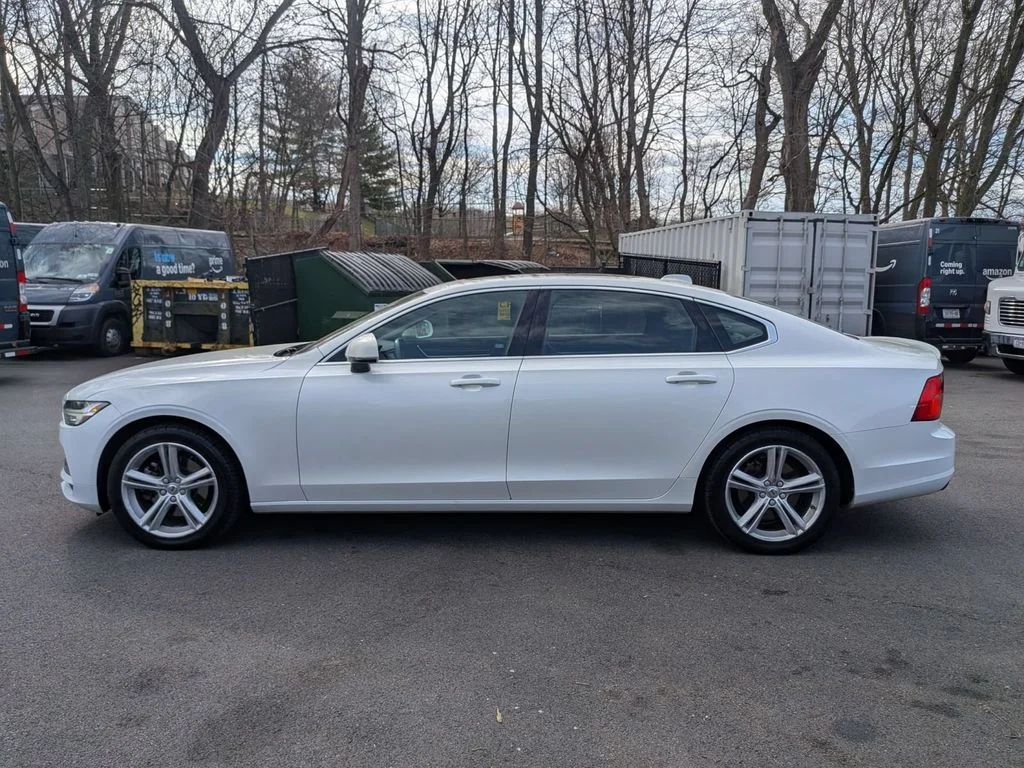 Used 2018 White Volvo T5 Momentum image 9