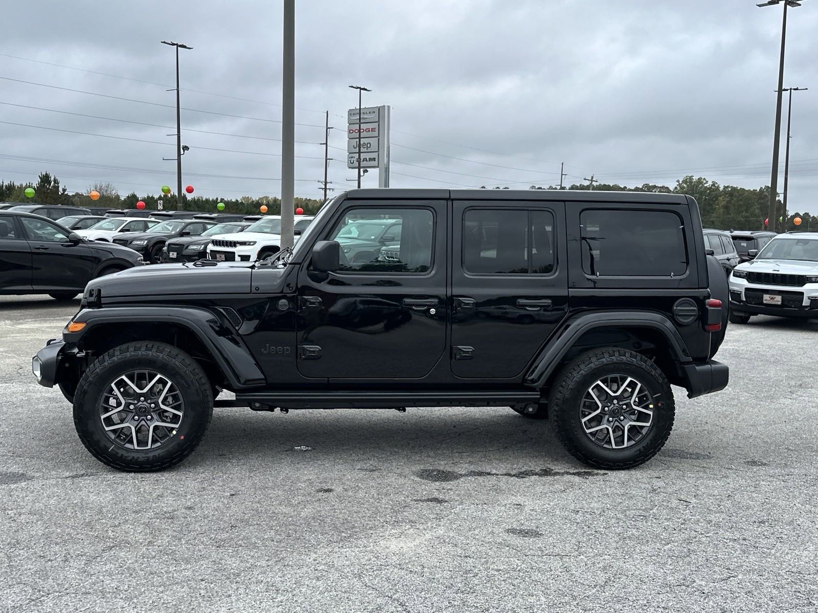 New 2025 Black Clear-Coat Exterior Paint Jeep Sahara image 5