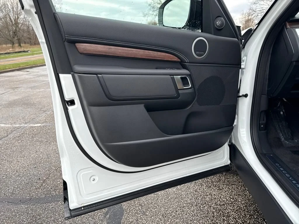 Used 2025 White Land Rover Dynamic SE image 12