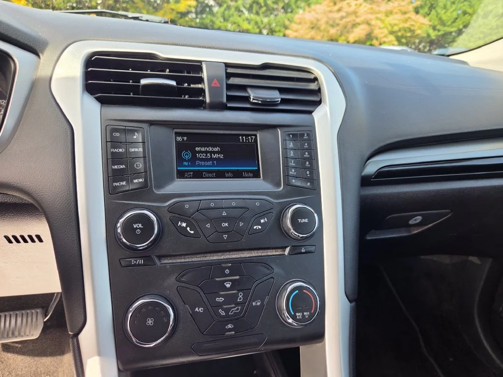 Used 2015 Gold Ford SE image 17