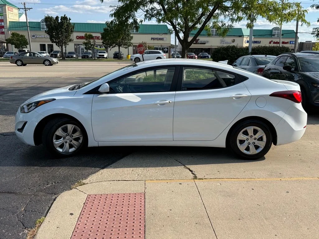 Used 2016 White Hyundai SE image 4