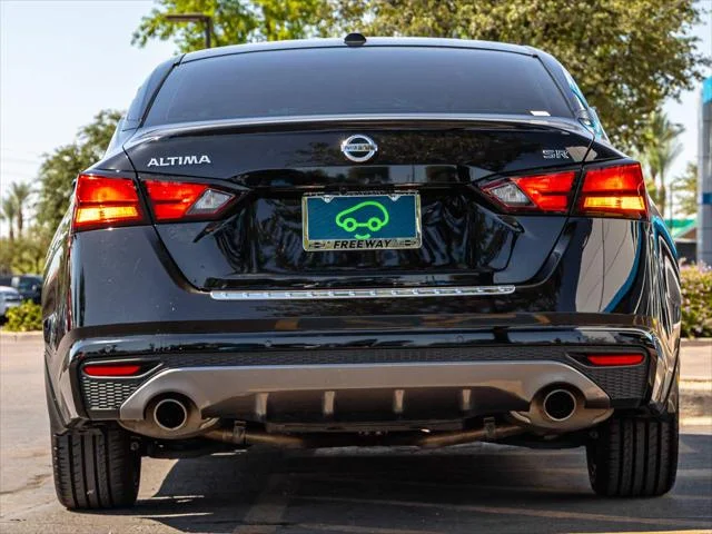Used 2020 Black Nissan SR FWD image 5