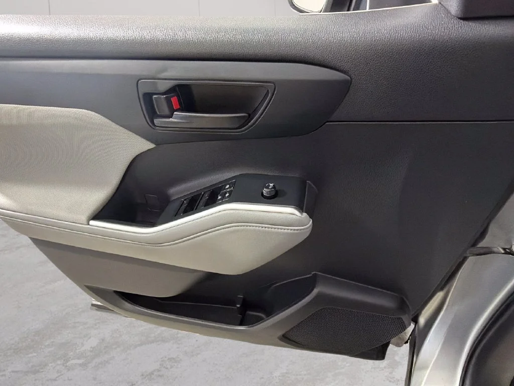 Used 2022 Silver Toyota L image 23