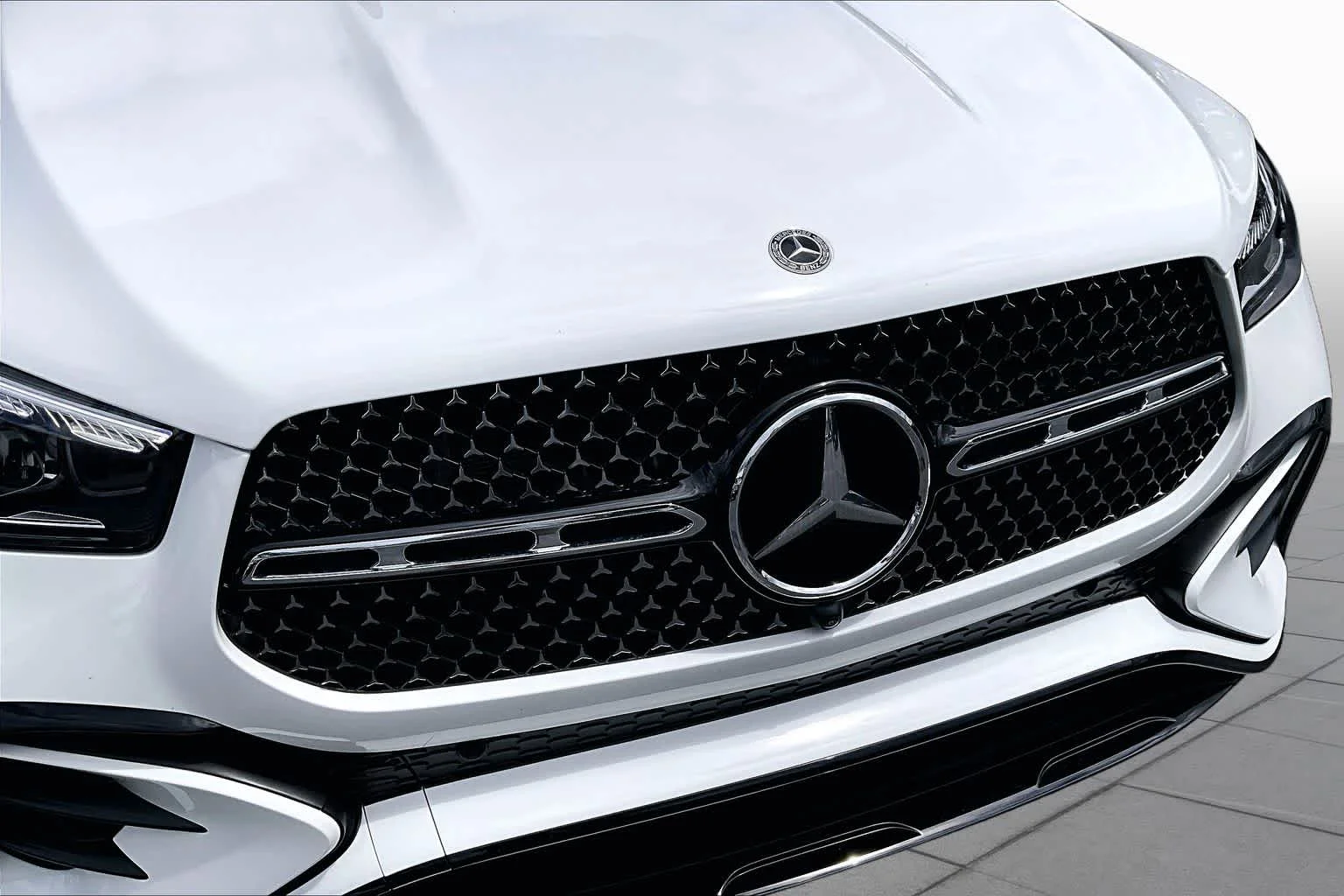 Used 2025 Polar White Mercedes-Benz GLE 450e image 57