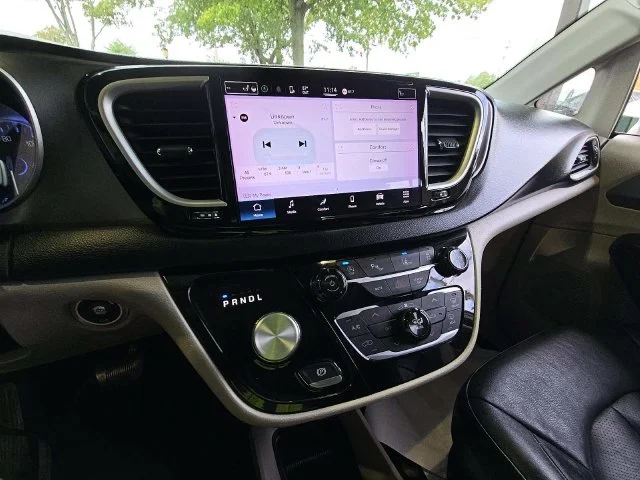 Used 2022 White Chrysler Touring L image 7