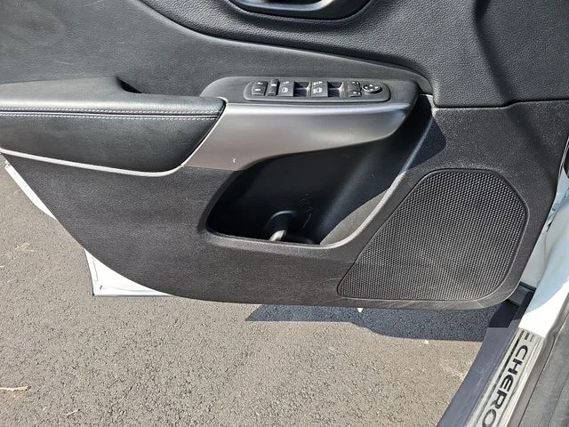 Used 2021 White Jeep Latitude image 19