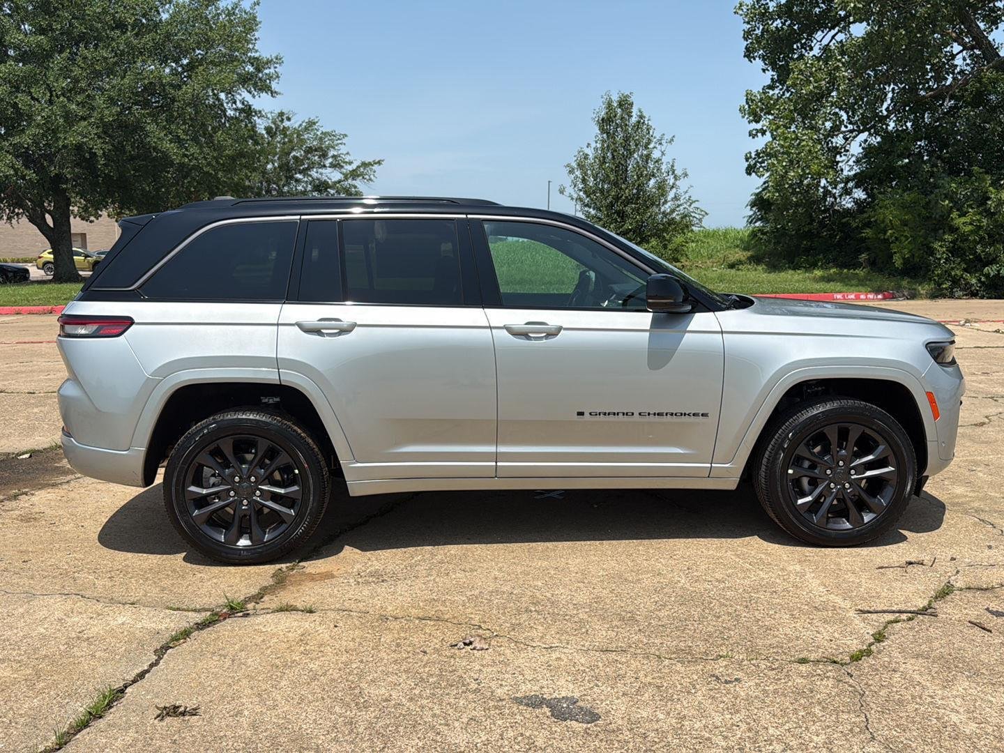 New 2026 Silver Zynith Exterior Paint Jeep Limited Reserve image 8