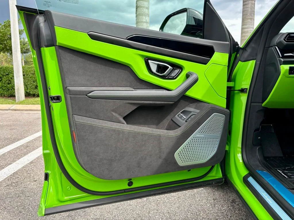 New 2026 Green Lamborghini SE image 6