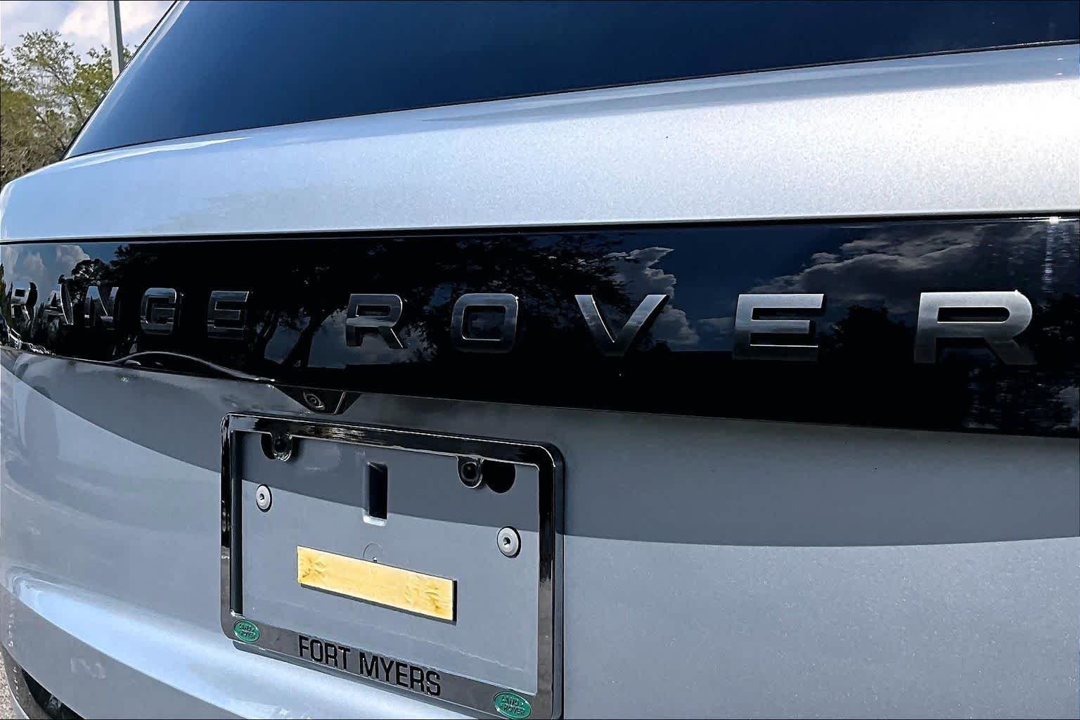 Used 2025 Hakuba Silver Metallic Land Rover SE image 52