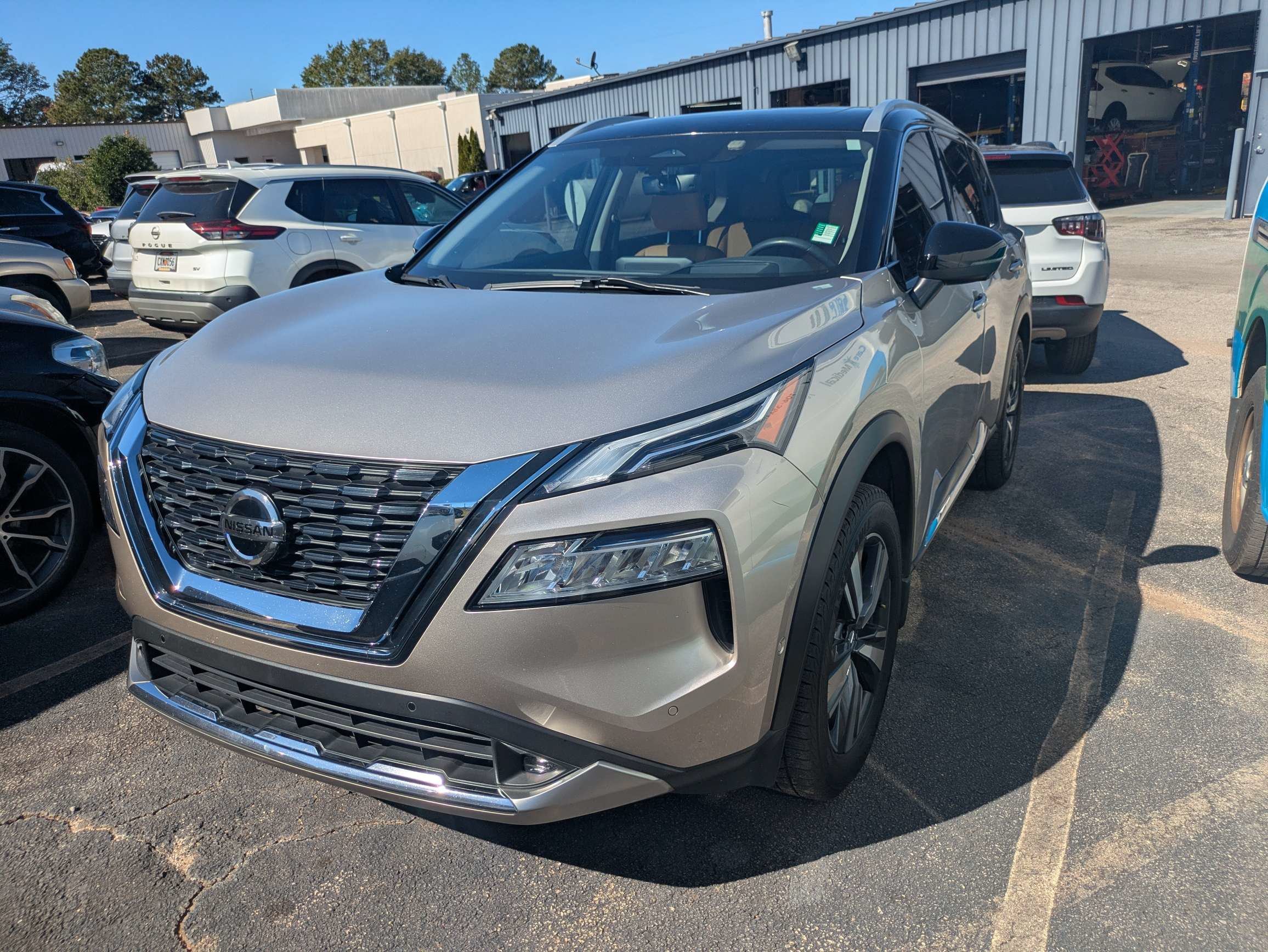 Used 2021 Gold Nissan Platinum image 3