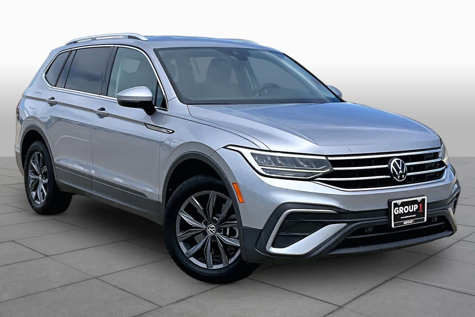 Used 2022 Pyrite Silver Metallic Volkswagen SE image 3