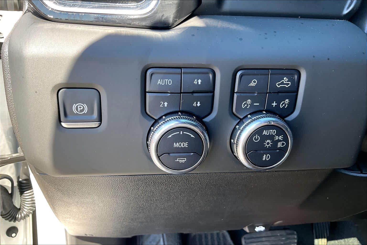 Used 2025 White Frost Tricoat GMC Denali Ultimate image 15