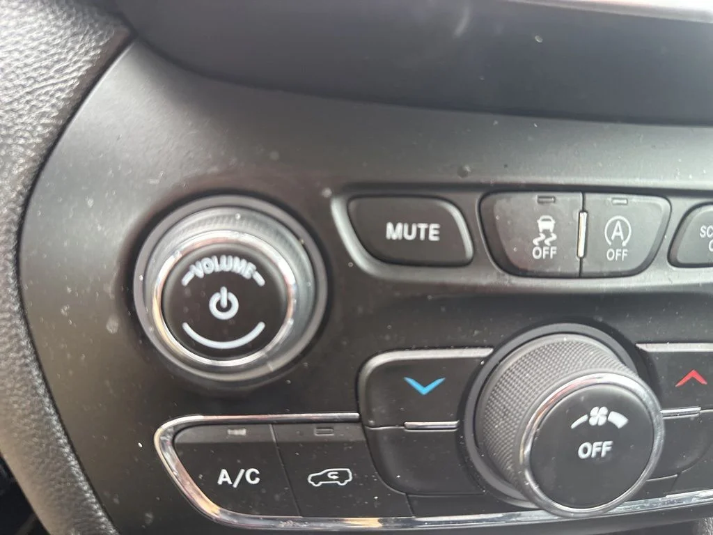 Used 2020 Silver Jeep Trailhawk image 17