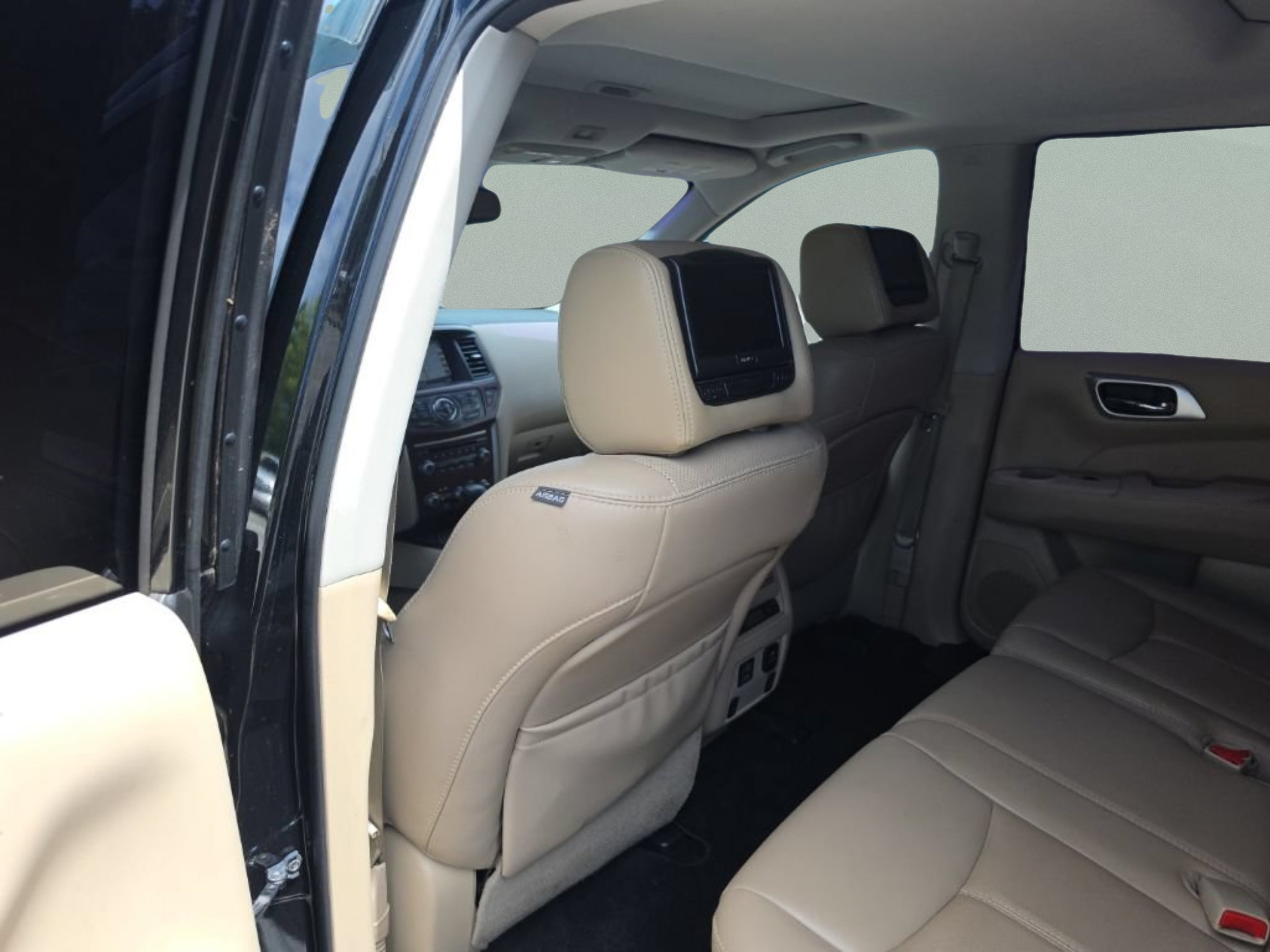 Used 2018 Black Nissan Platinum image 21