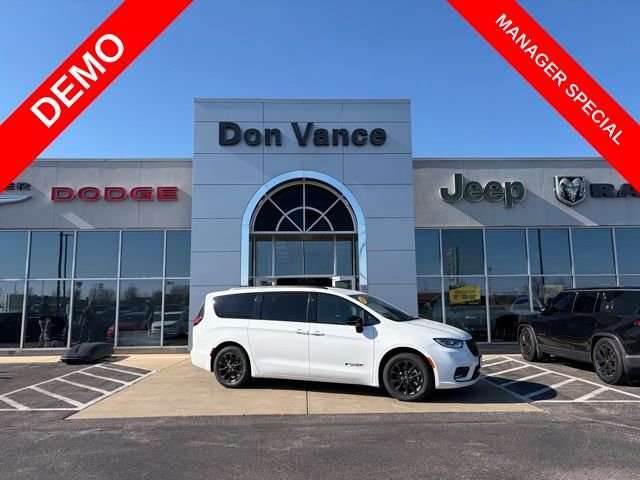 2025 Chrysler Pacifica Select