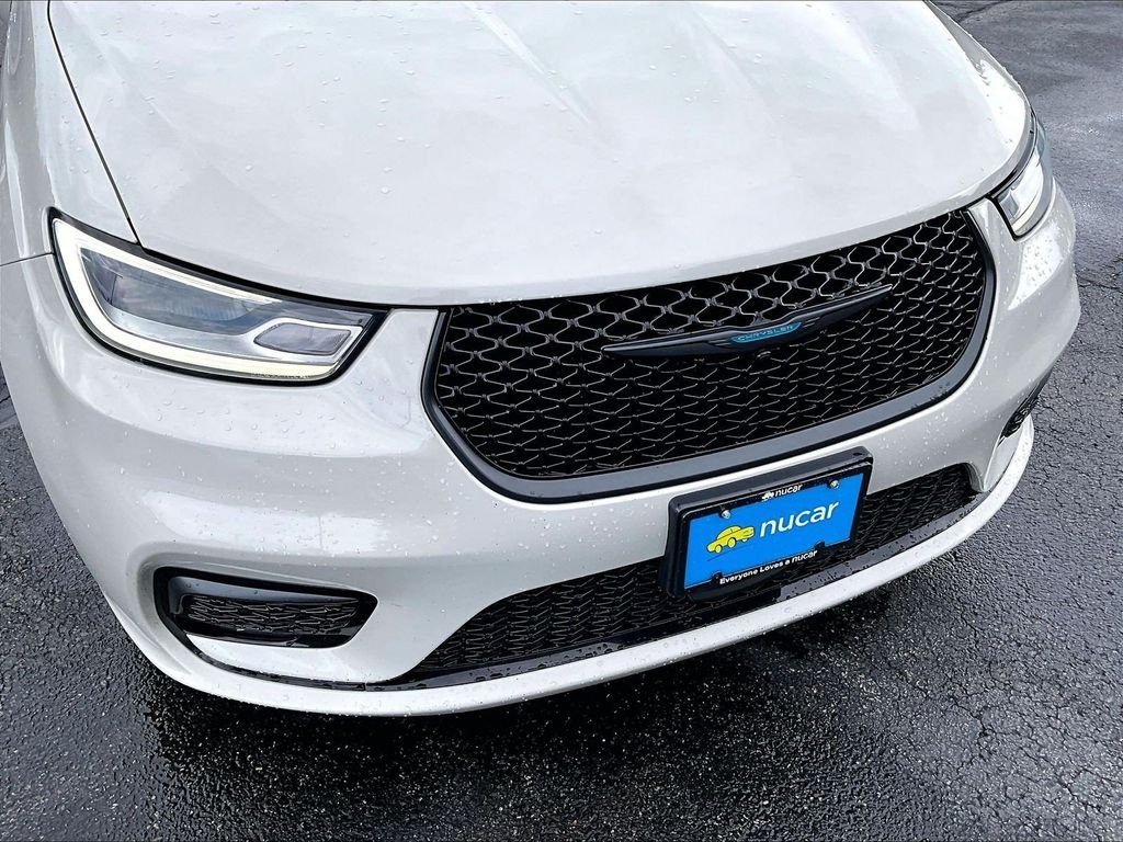 Used 2021 White Chrysler Touring image 29