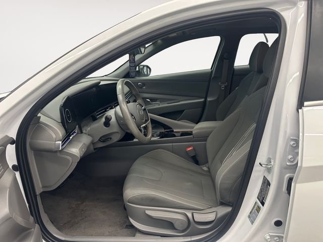 Used 2025 White Hyundai SEL Convenience image 9